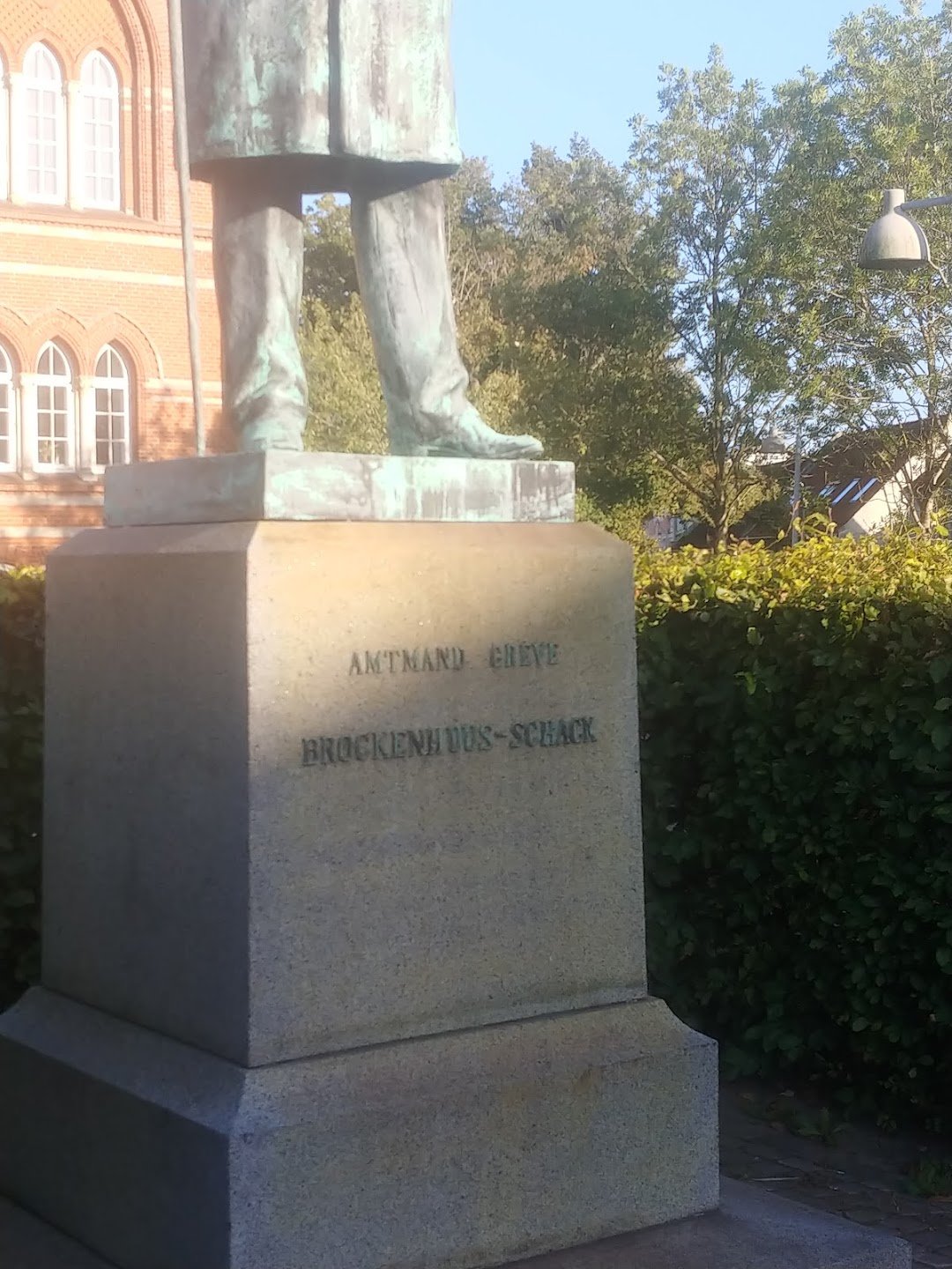Statue af Amtmand Greve Brockenhuus-Schack in Svendborg